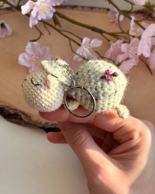 Spiaca ovečka ako kľúčenka je ako stvorená pre všetkých, ktorí nemajú radi prišívanie! ❤️🤩 Neprišíva sa na nej totiž ani...