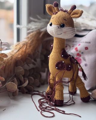 Dala som na vás 🧡 hlava je prišitá mierne nabok, vyšila som aj malé ústa a ako vidíte, chystám sa na prišívanie fliačikov...