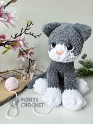 Pôvodne to mala byť jedna ležiaca mačka (väčšina z vás hlasovala za). Nakoniec mám jedného usináčka a jednu sediacu mačku...